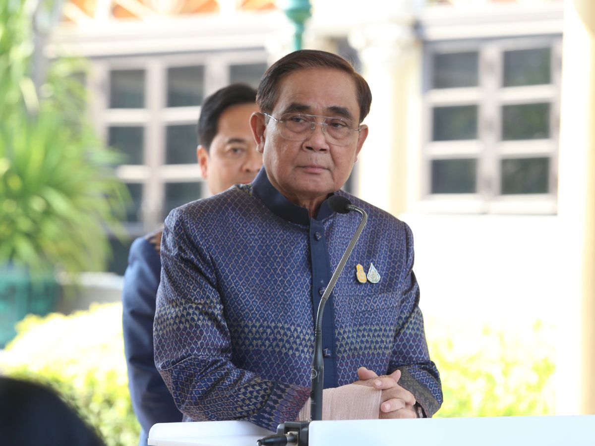 ประยุทธ์ ไม่พูดการเมืองในทำเนียบ ล็อกพีระพันธ์ นายกฯตามรัฐธรรมนูญ