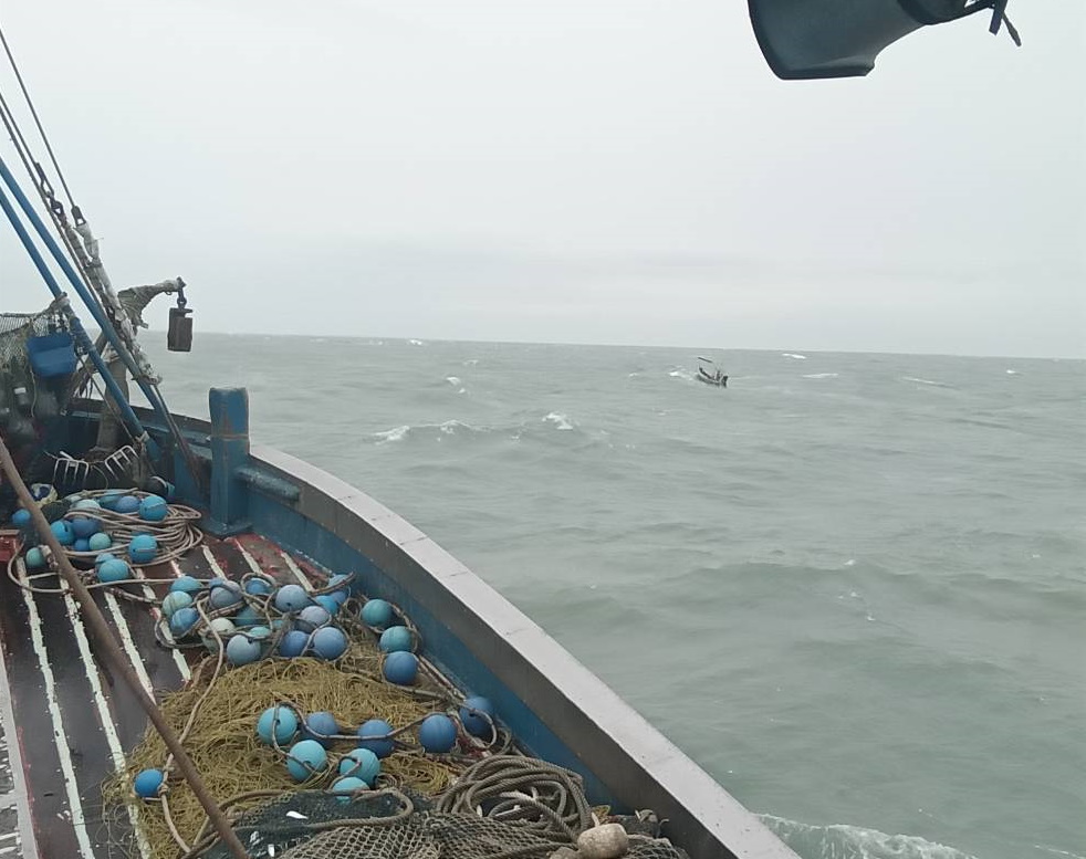 เปิดภาพนาทีชีวิต เรืออวนลากคู่ช่วยชีวิตเรือประมงพื้นบ้านล่ม ทะเลอ่าวไทย