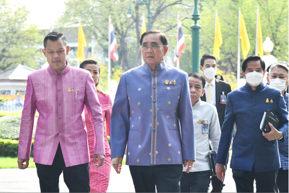 ครม.ไม่เต็มคณะ ลุ้นค่าไฟเข้าวันนี้ ประยุทธ์ ยิ้มรับ ทักษิณขอกลับบ้านเลี้ยงหลาน