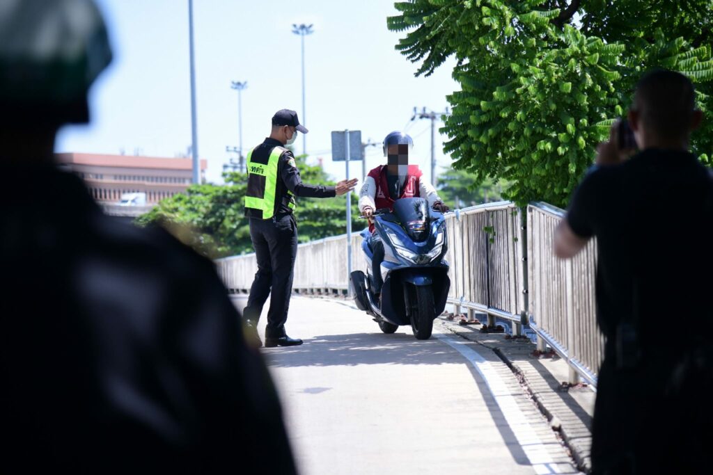 กทม.จับกุมจยย.ขับขี่บนทางเท้า