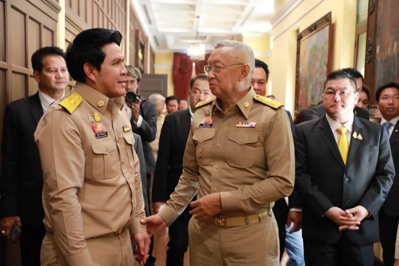 พลตำรวจเอก เพิ่มพูน ชิดชอบ รัฐมนตรีว่าการกระทรวงศึกษาธิการ