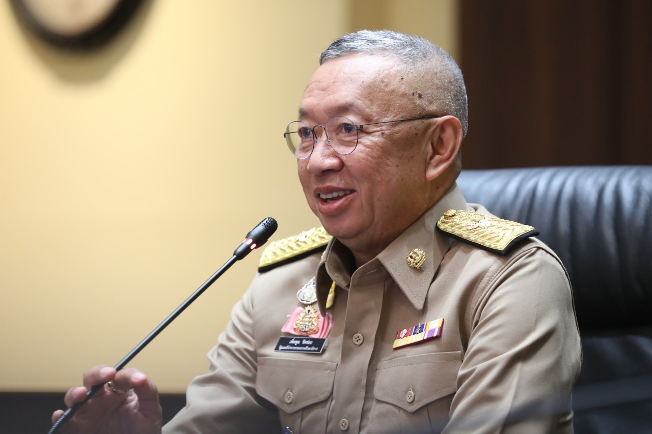 พลตำรวจเอก เพิ่มพูน ชิดชอบ รัฐมนตรีว่าการกระทรวงศึกษาธิการ