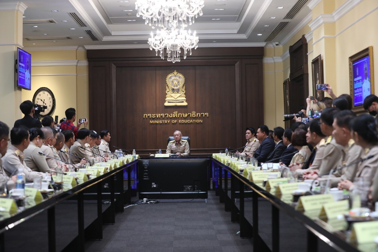พลตำรวจเอก เพิ่มพูน ชิดชอบ รัฐมนตรีว่าการกระทรวงศึกษาธิการ