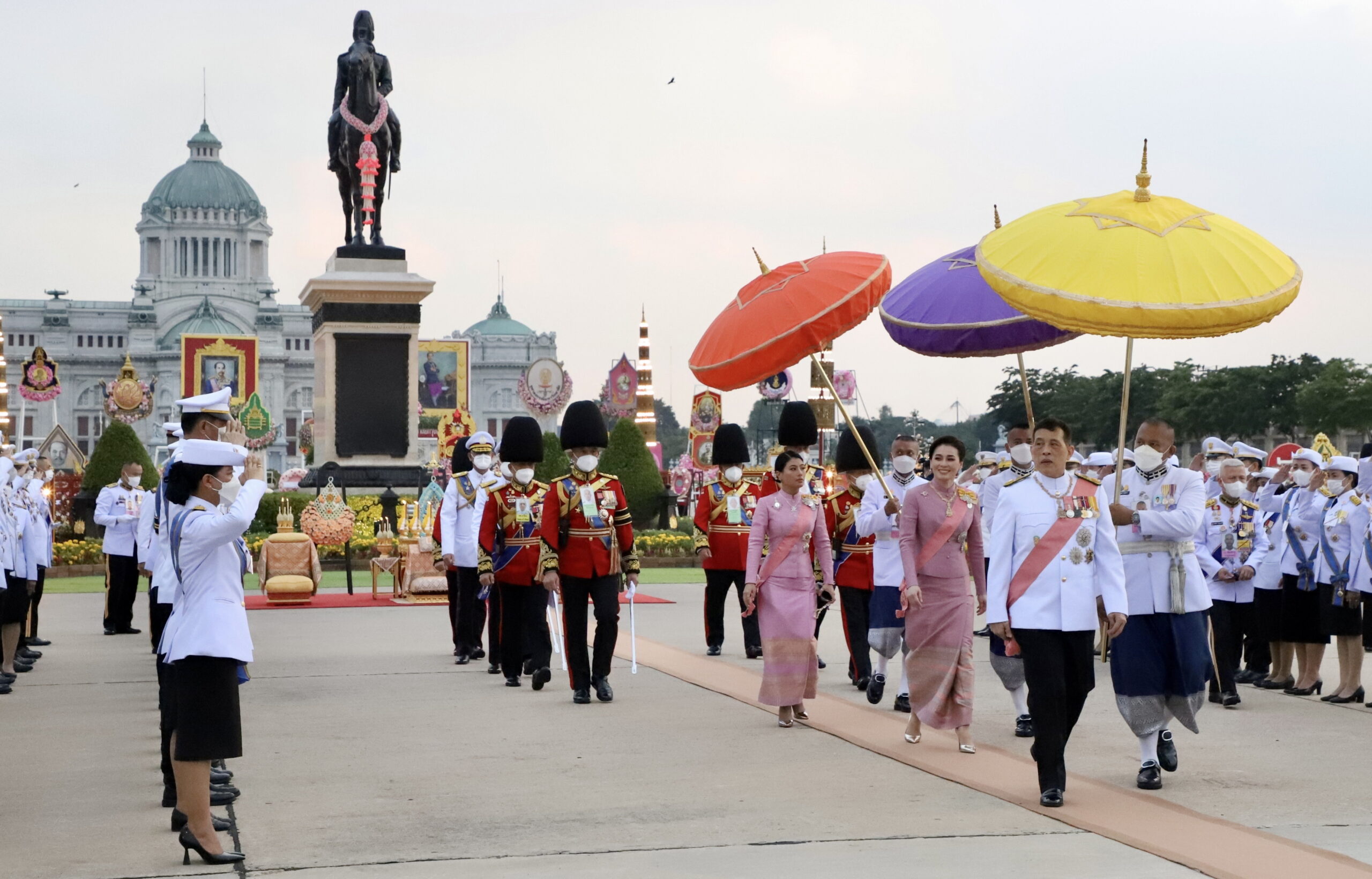 ในหลวง พระราชินี ทรงวางพวงมาลา เนื่องในวันปิยมหาราช พ.ศ. 2566