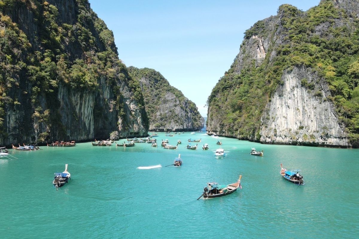 กระบี่ ล้อมคอกเรือนำเที่ยวกว่า 100 ลำ หมู่เกาะพีพี หวั่นอุบัติเหตุ-กระทบสิ่งแวดล้อม