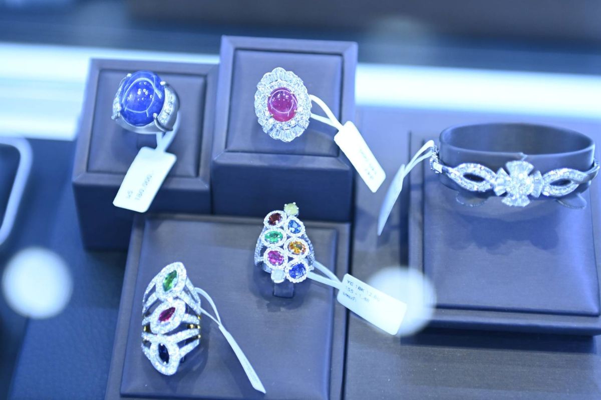 อินฟลูจีนบุกบางกอกเจมส์ ไลฟ์สดขายเครื่องประดับไทย คนดูกว่า 1.6 ล้านคน