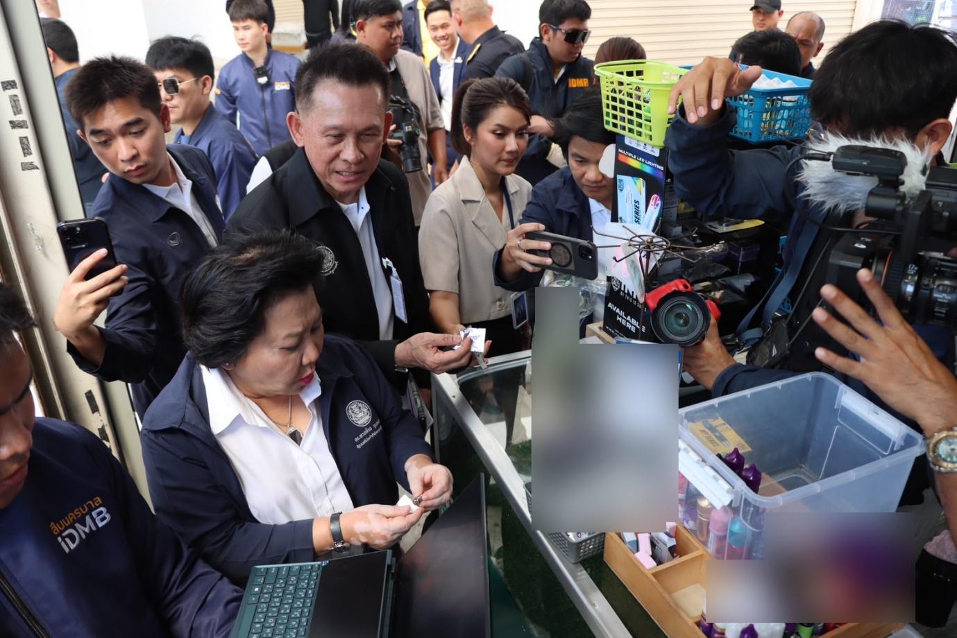 “พวงเพ็ชร” นำสคบ. ทลายโกดัง “บุหรี่ไฟฟ้า” หน้าสถาบันศึกษา