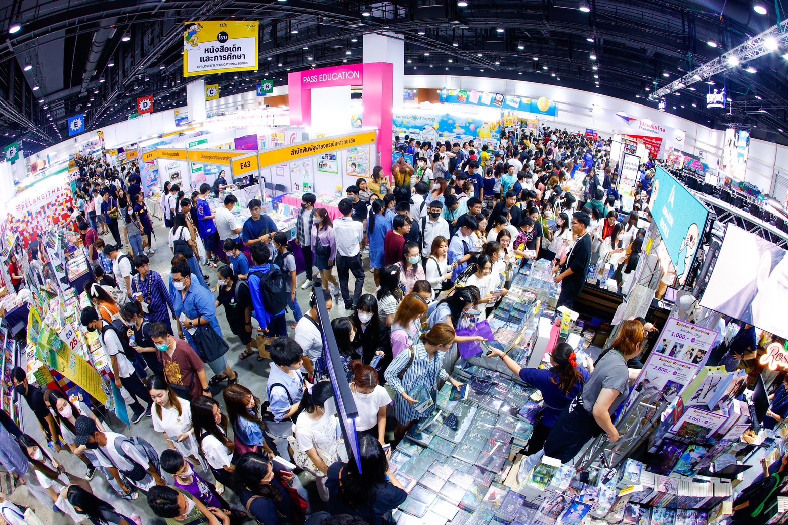 ไม่ใช่ 8 บรรทัดต่อปี วิจัยใหม่เผย คนไทยอ่านหนังสือ 2 ชั่วโมงต่อวัน