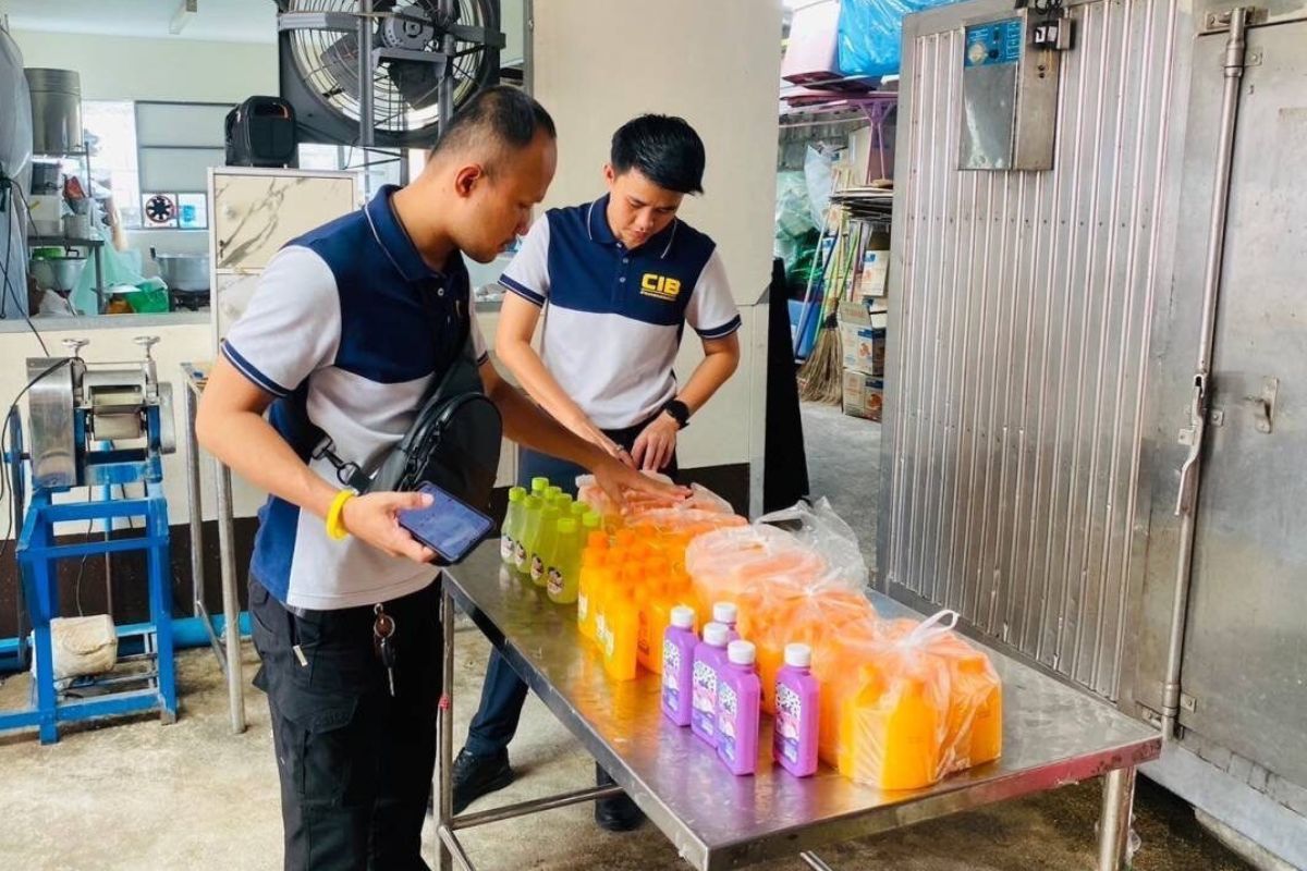 เช็กยี่ห้อ นม น้ำส้ม ลูกตาล โรงงานเถื่อน กรอกใส่ขวดกับมือ ไม่มี อย.