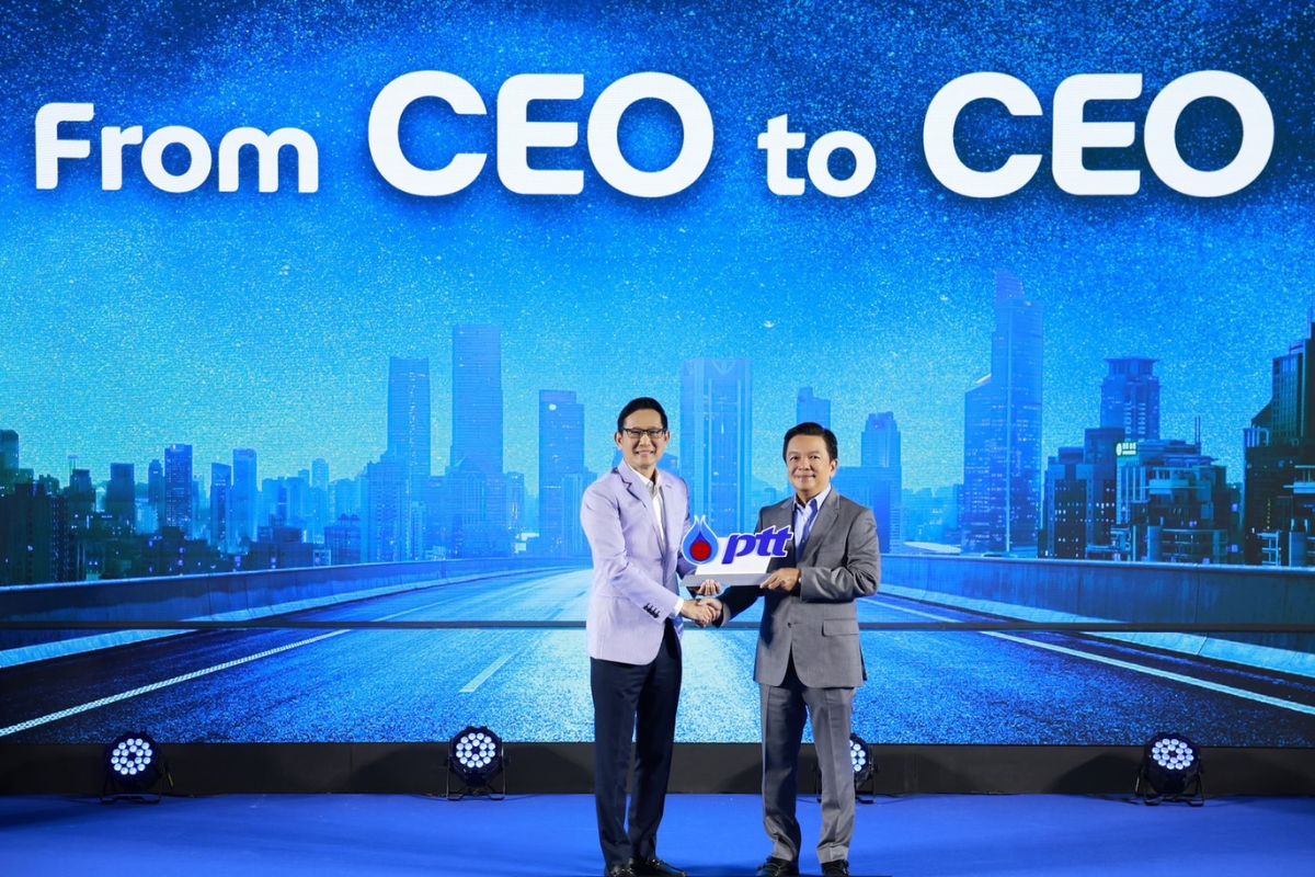 อรรถพล ส่งต่อภารกิจ CEO แก่ ดร.คงกระพัน ขับเคลื่อน ปตท. สู่ความยั่งยืน