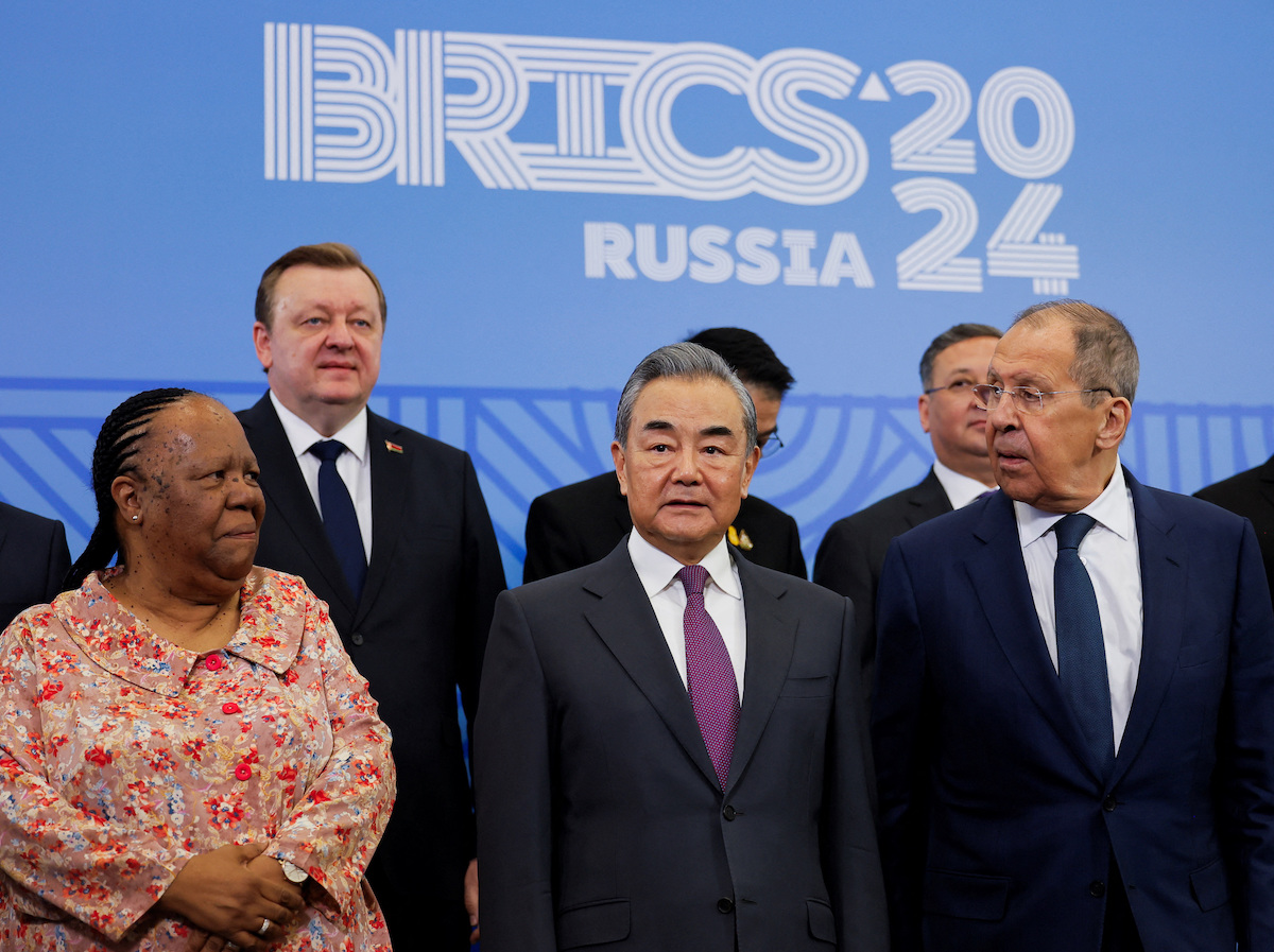 รมว.ต่างประเทศจีนเรียกร้อง BRICS ยืนหยัดต่อต้าน “สงครามเย็นครั้งใหม่”  