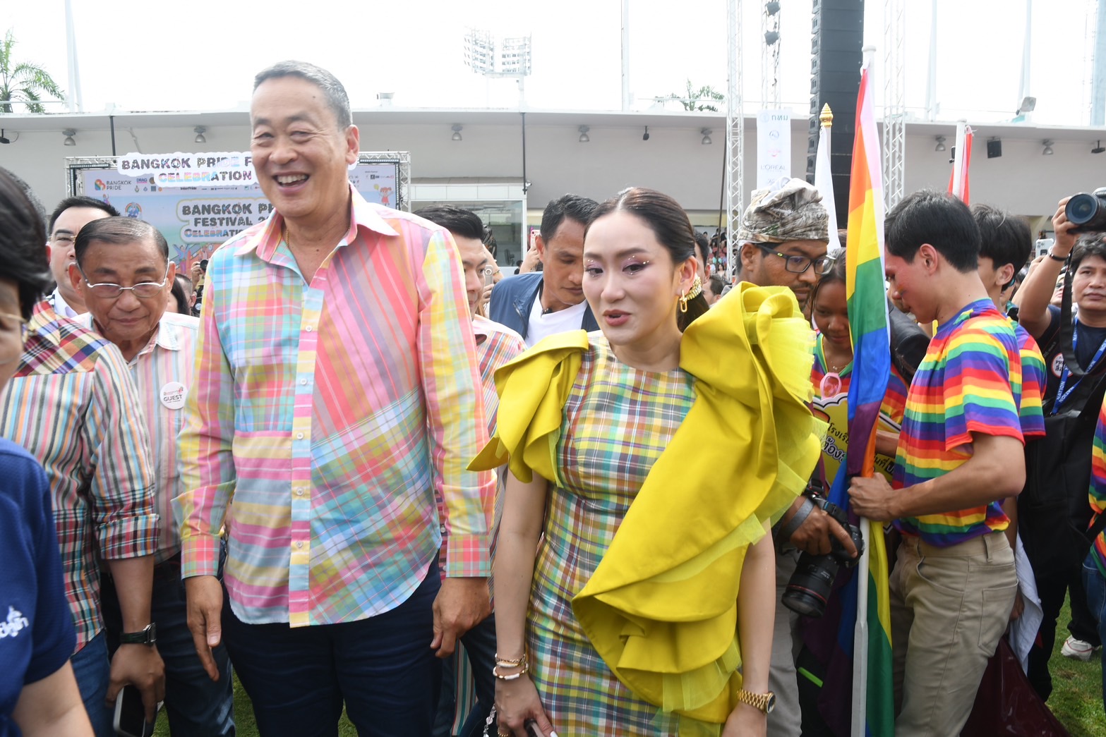 LGBTQIAN+ สะบัดธงสีรุ้ง เคานต์ดาวน์สมรสเท่าเทียม เศรษฐา-อุ๊งอิ๊ง ร่วมขบวนไพรด์