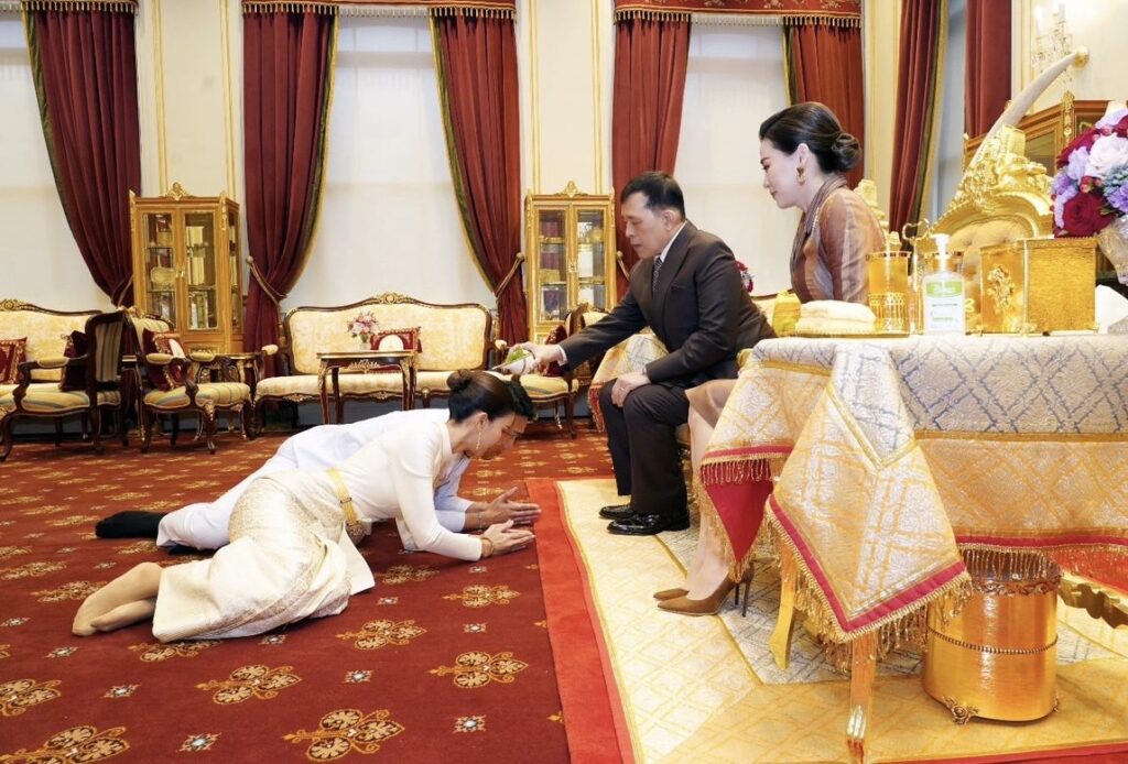 หลวง-พสุ ลิปตพัลลภ และ ฝ้าย-ปัทมรัตน์ พหิทธานุกร เข้าเฝ้าฯ ในหลวง พระราชินี รับพิธีสมรสพระราชทาน