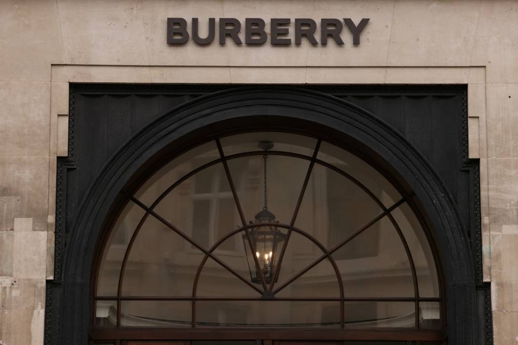 “Burberry” เปลี่ยนซีอีโออีกแล้ว “10 ปี 5 คน” ยอดขายดิ่ง ห้วงสินค้าหรูชะลอตัว