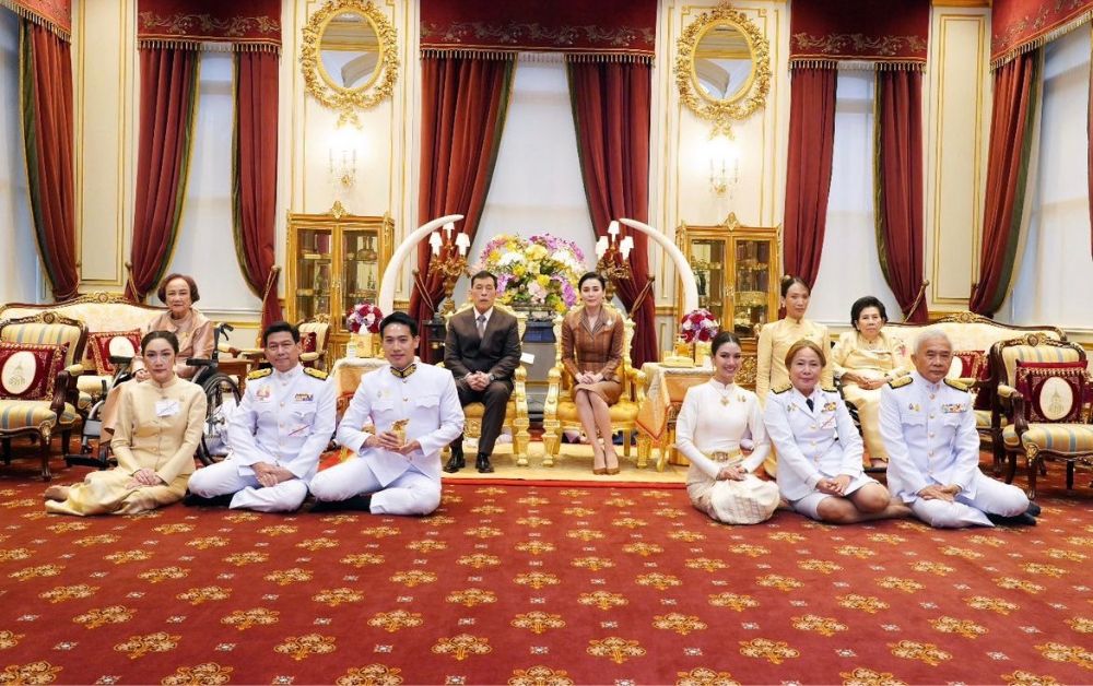 รักชื่นมื่น ทายาทตระกูลดังนักการเมือง เข้าเฝ้าฯ ในหลวง พระราชินี รับพิธีสมรสพระราชทาน