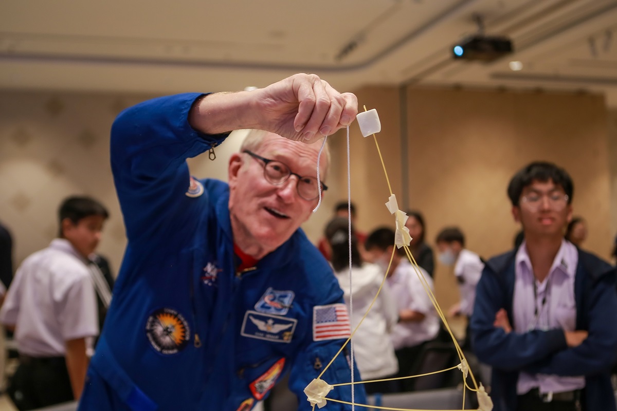 อดีตนักบินอวกาศ NASA จุดประกายความรู้เด็กไทย ที่ศูนย์ฯสิริกิติ์