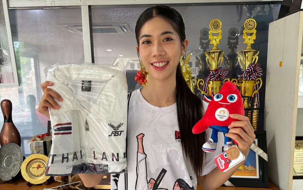 เทนนิส บริจาคเงิน 1 แสน พร้อมประมูลเสื้อวอร์ม-มาสคอต ช่วยน้ำท่วมภาคเหนือ
