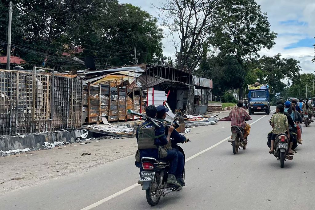 ระดมพลเฟสใหม่ รบ.ทหารพม่า อนุญาตพลเรือนติดอาวุธ ศึกประชิดมัณฑะเลย์