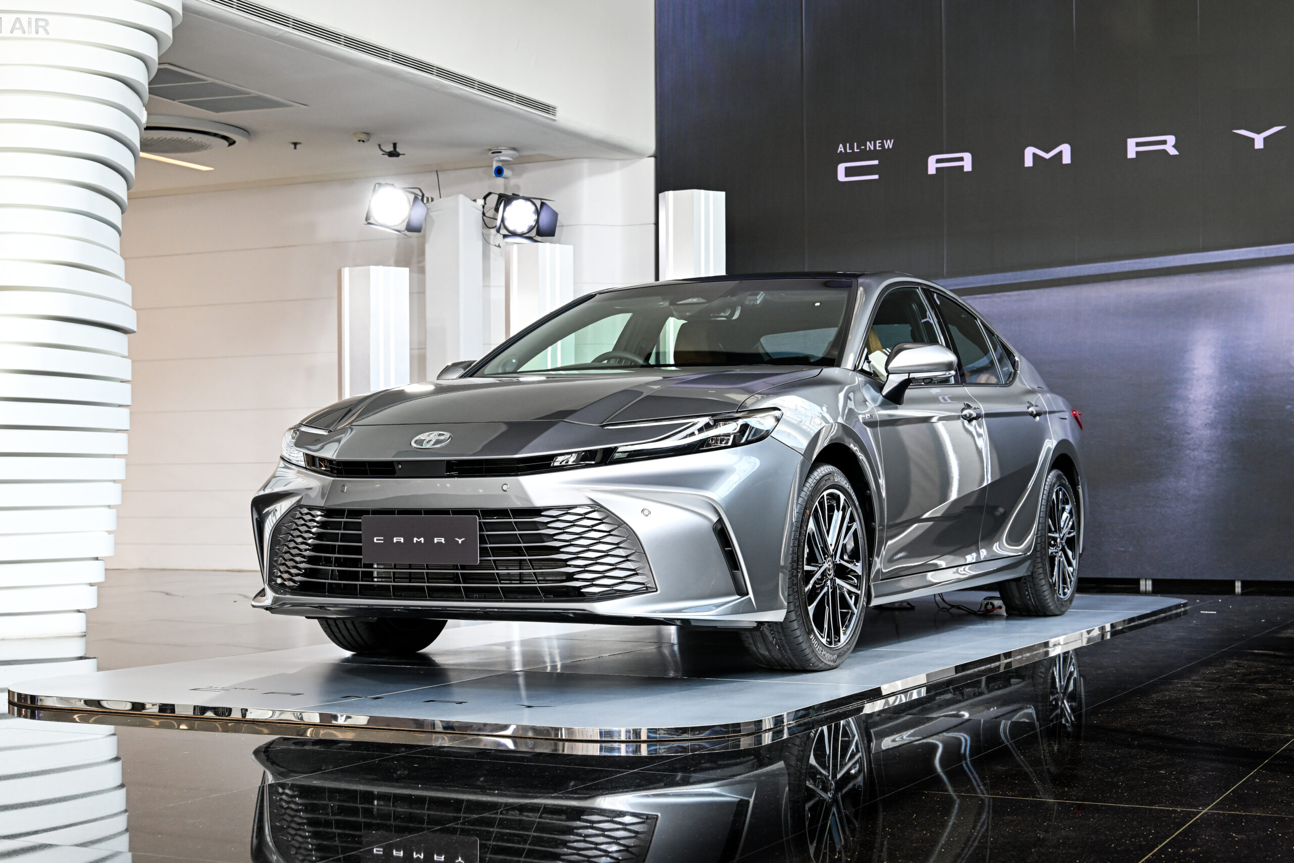 เปิดราคา NEW Toyota Camry HEV ช่วงแนะนำ 1.455-1.789 ล้านบาท