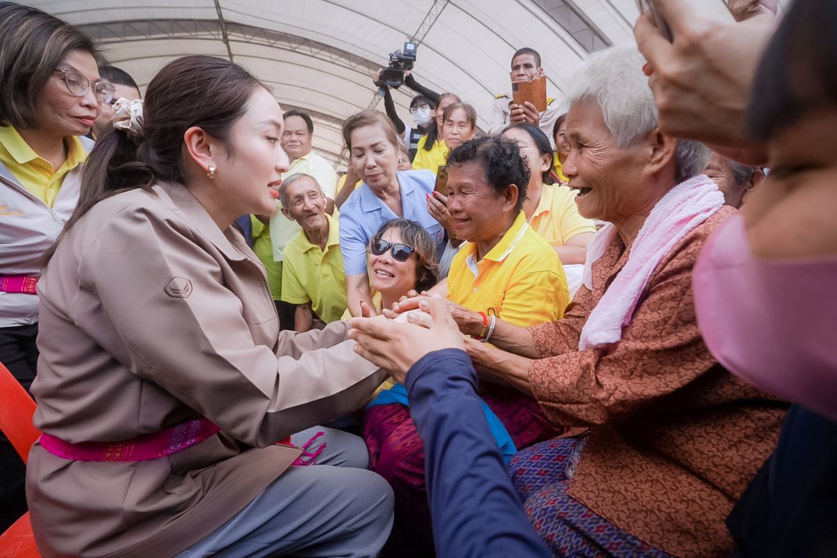 นายกฯ พบชาวร้อยเอ็ด ยันพร้อมซัพพอร์ต ทำนโยบายรัฐบาลเต็มที่