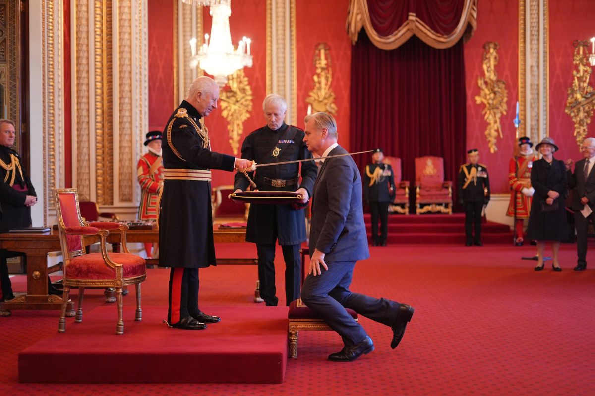 คริสโตเฟอร์ โนแลน เข้ารับพระราชทานยศอัศวินจากกษัตริย์ชาร์ลส์ที่ 3