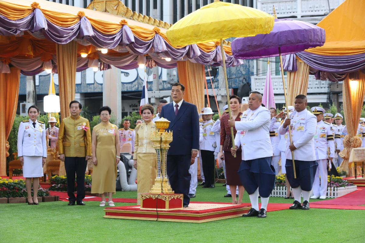 ในหลวง-พระราชินี ทรงเปิดซุ้มประตูเฉลิมพระเกียรติฯ ย่านเยาวราช