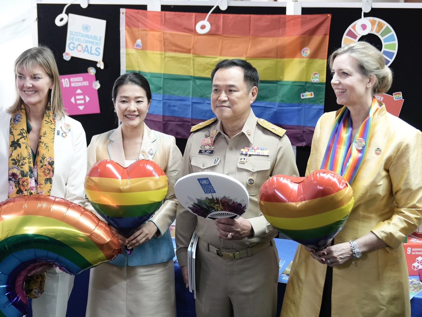 ‘อนุทิน’ Kick off มอบธงแห่งความรักทั่วไทย ฉลองสมรสเท่าเทียม พร้อมประกาศใช้ 23 ม.ค. นี้