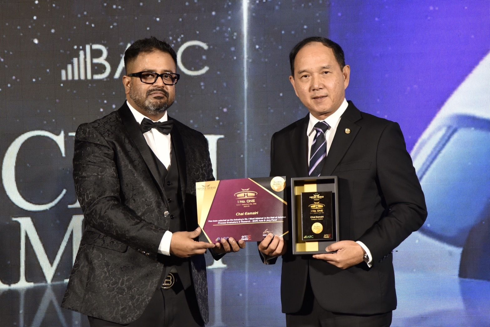 ‘ชาย เอี่ยมศิริ’ ซีอีโอการบินไทยคว้ารางวัล Pride of Asia