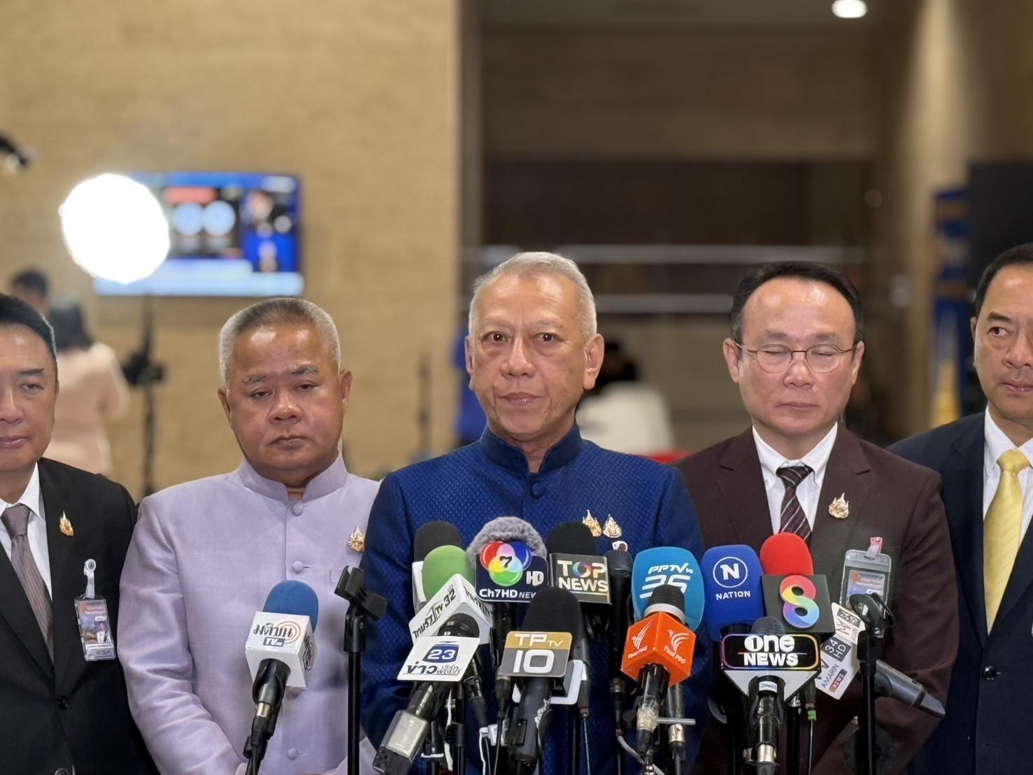 พิพัฒน์ เล็ง​ ‘ขึ้นค่าแรง​ 400​​’ บางอาชีพ​ 1​ พ.ค.​นี้ หวั่นขึ้นทั่วประเทศมีปัญหา