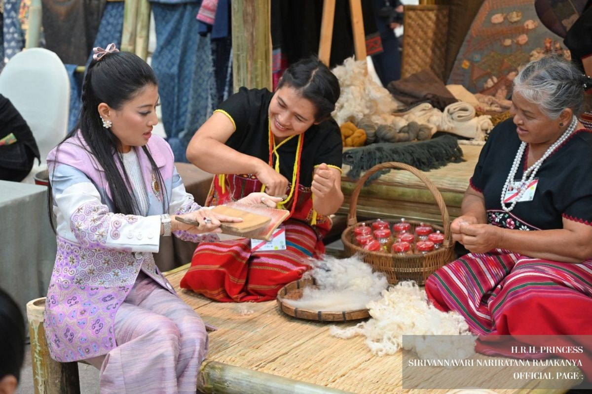 เจ้าฟ้าสิริวัณณวรี ฯ เสด็จ ฯ ทอดพระเนตรผลงานภูมิปัญญาผ้าไทย