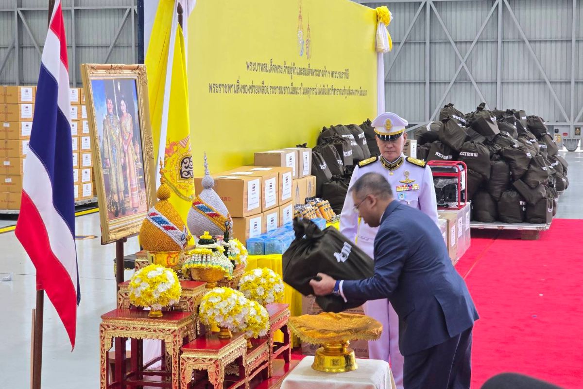 ในหลวง พระราชินี พระราชทานสิ่งของ แก่ผู้ประสบภัยแผ่นดินไหวเมียนมา