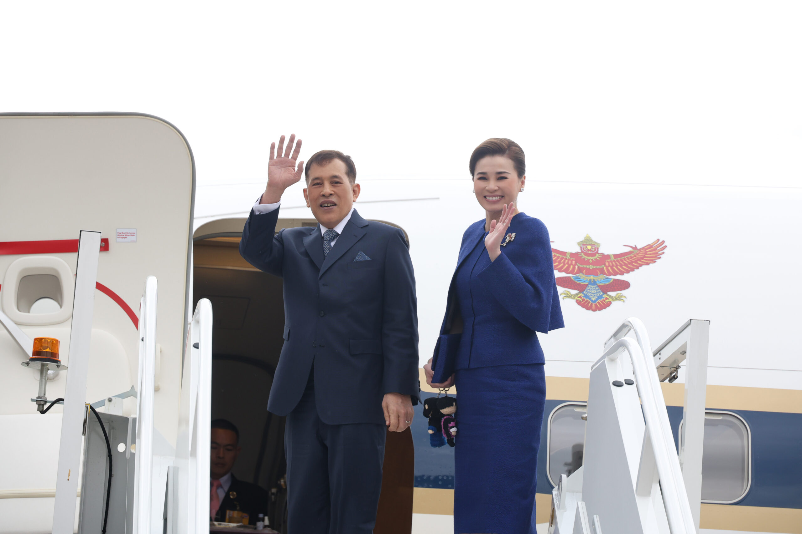 ในหลวง พระราชินี เสด็จฯ กลับไทย กษัตริย์จิกมี-ราชินีเจตซุน ส่งเสด็จฯ