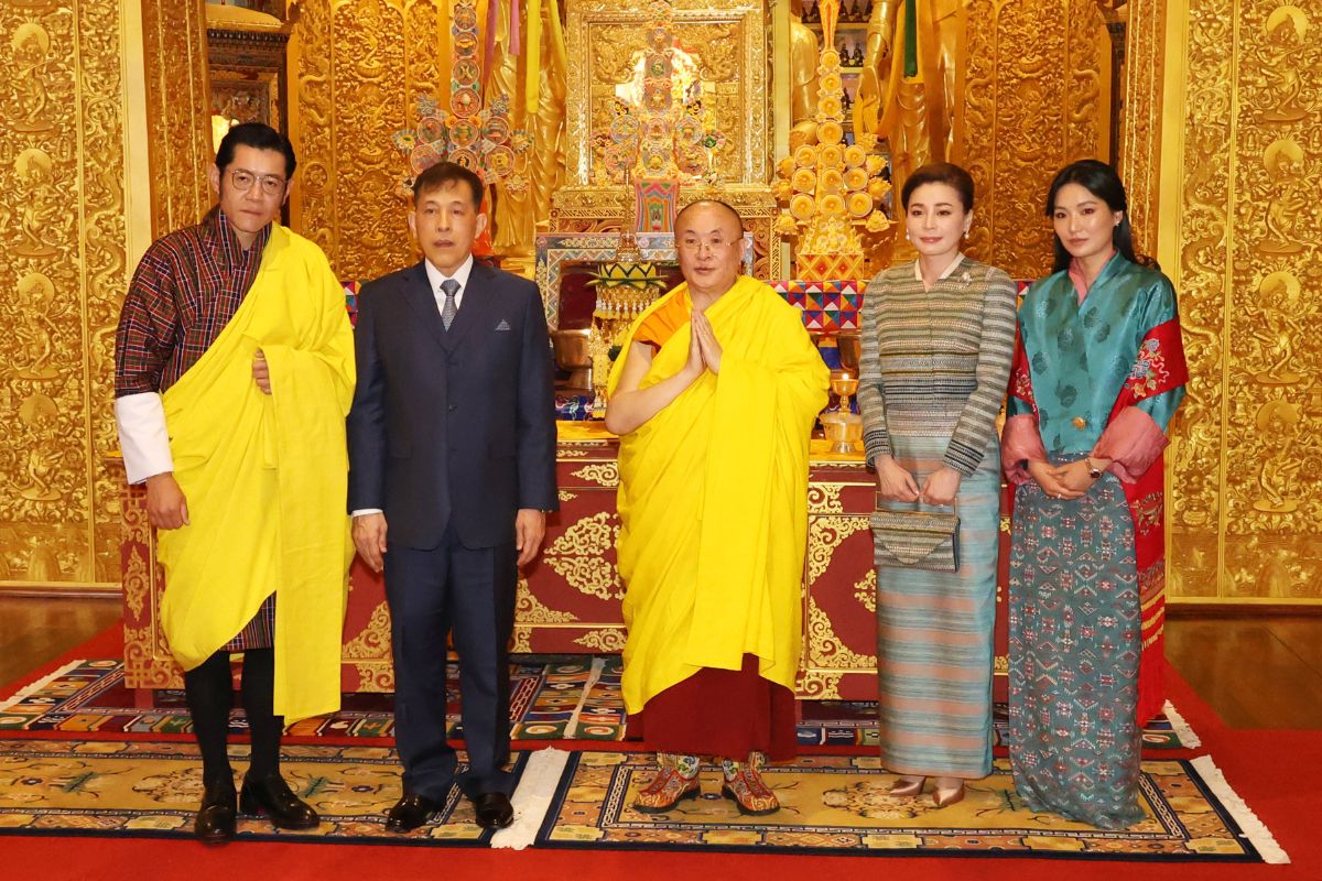 ในหลวง-พระราชินี ร่วมพิธีเจริญพระพุทธมนต์ถวายพระพร ณ พระพุทธรูปดอร์เดนมา