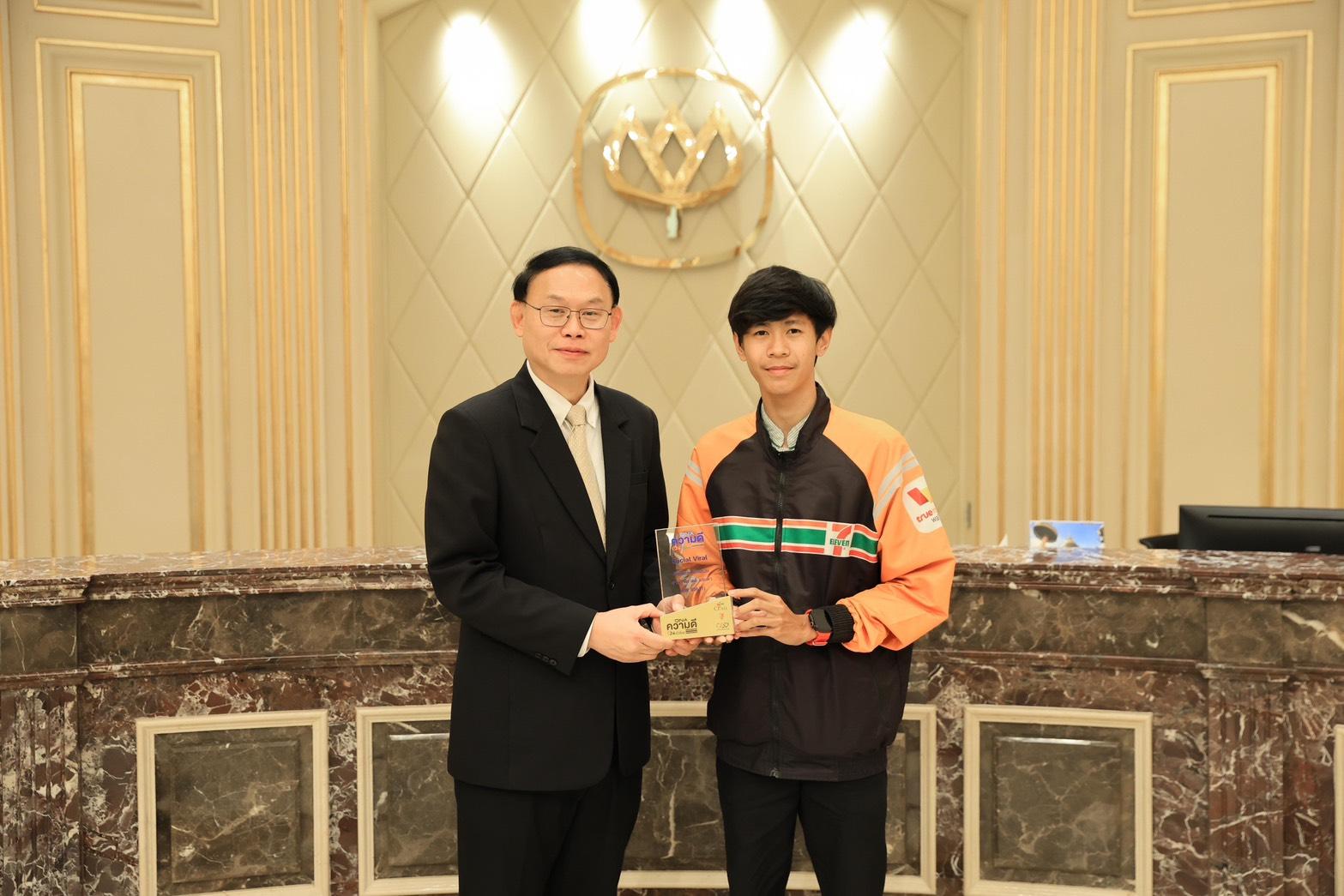 ฮีโร่ พนักงานเซเว่นฯ กระโดดช่วยแมวตกน้ำ รับรางวัล DNA ความดี 24 ชั่วโมง