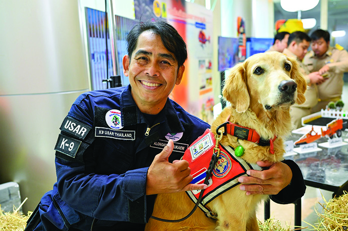 K9 หมาใจหล่อ คนใจดี โลกยกย่อง ‘ทีมกู้ภัยใต้ซากตึก’