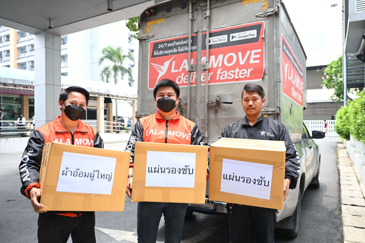 ลาลามูฟ มอบของใช้จำเป็นแก่ผู้ได้รับผลกระทบจากแผ่นดินไหว ที่โรงพยาบาลราชวิถี