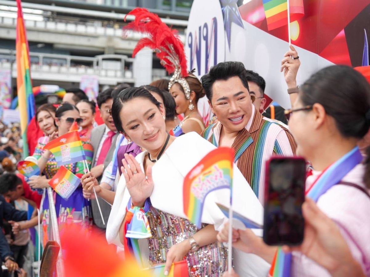 ฉลอง Pride Month กลางกรุง ชาว LGBTQIAN+ ร่วมโบกสะบัดธงสีรุ้ง