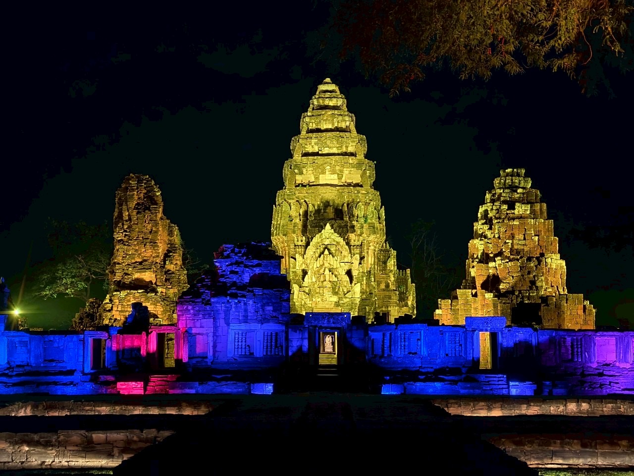 กรมศิลป์ประดับไฟแสงสี ชวนเที่ยวอุทยานประวัติศาสตร์พิมายยามค่ำคืน