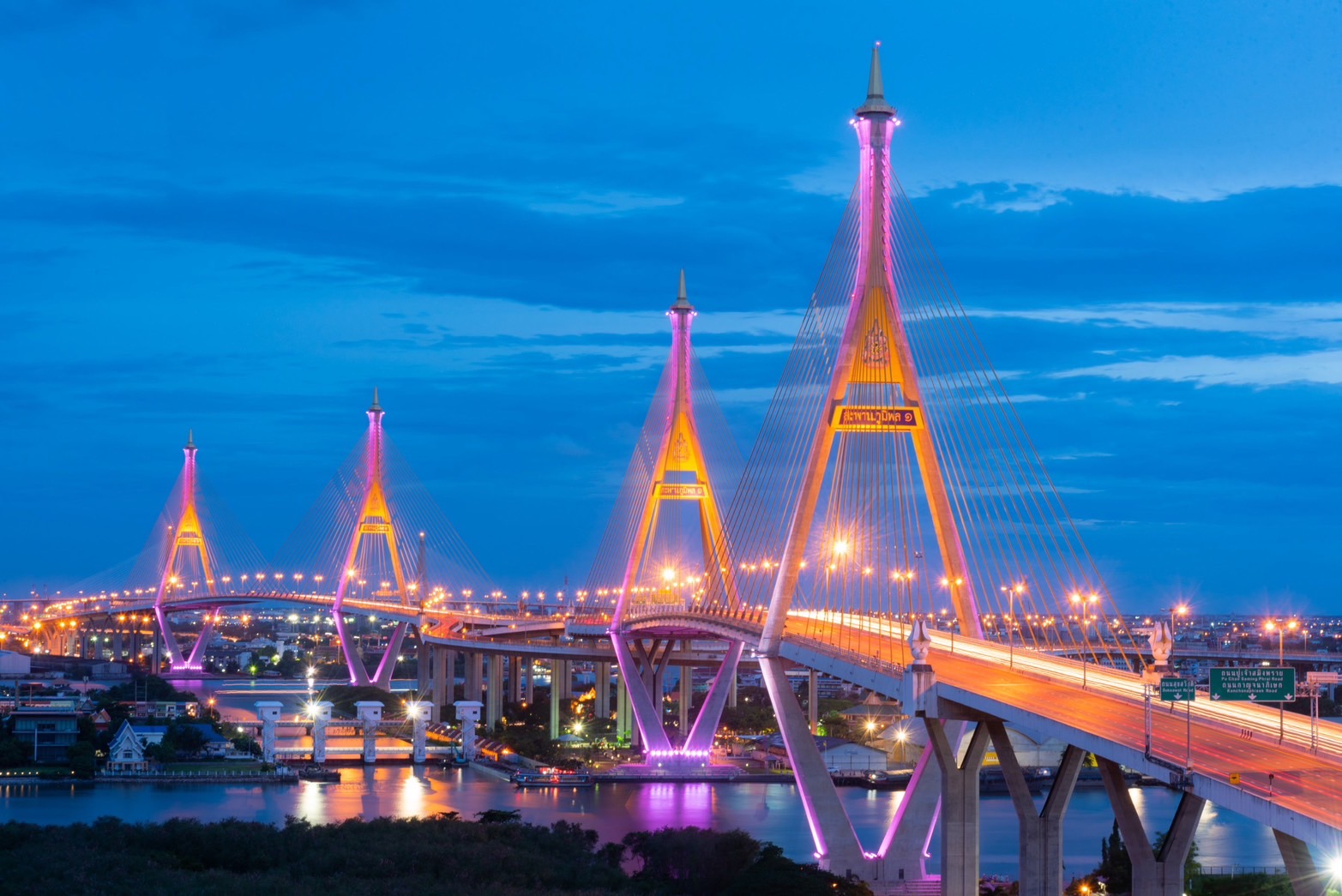 เปิดไฟประดับ 12 สะพานข้ามเจ้าพระยา ในโอกาสวันเฉลิมพระชนมพรรษา ในหลวงรัชกาลที่ 10