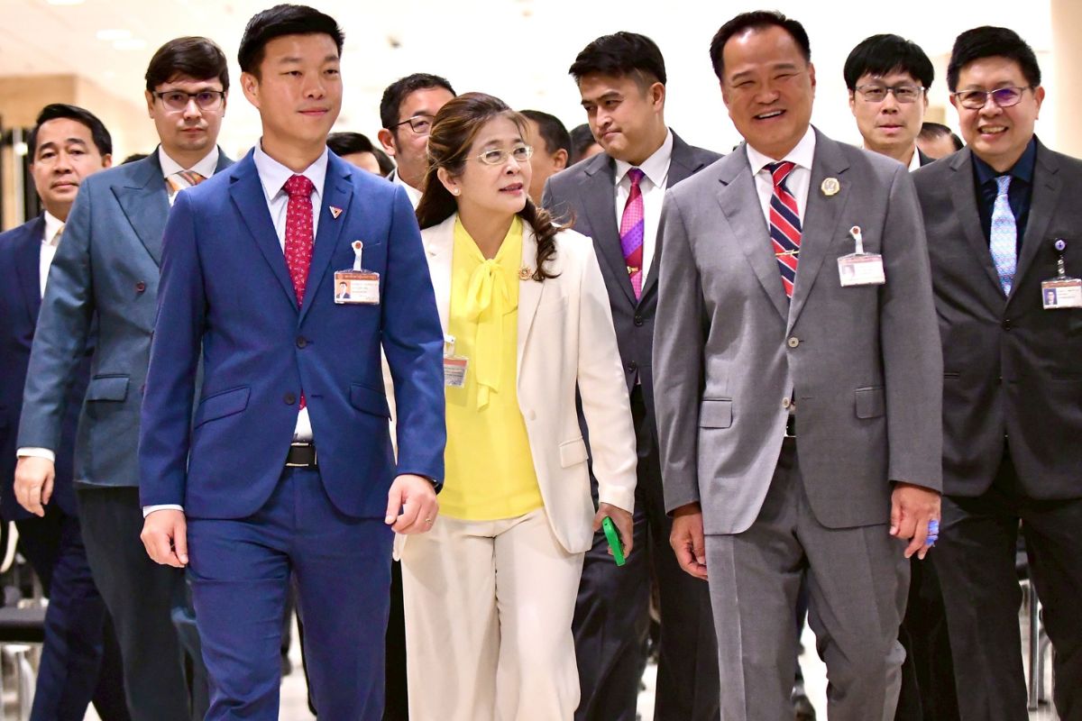 ‘อนุทิน – เท้ง’ แกนนำพรรคฝ่ายค้าน ปิดห้องคุย ปัดนั่งนายกฯ ชั่วคราว