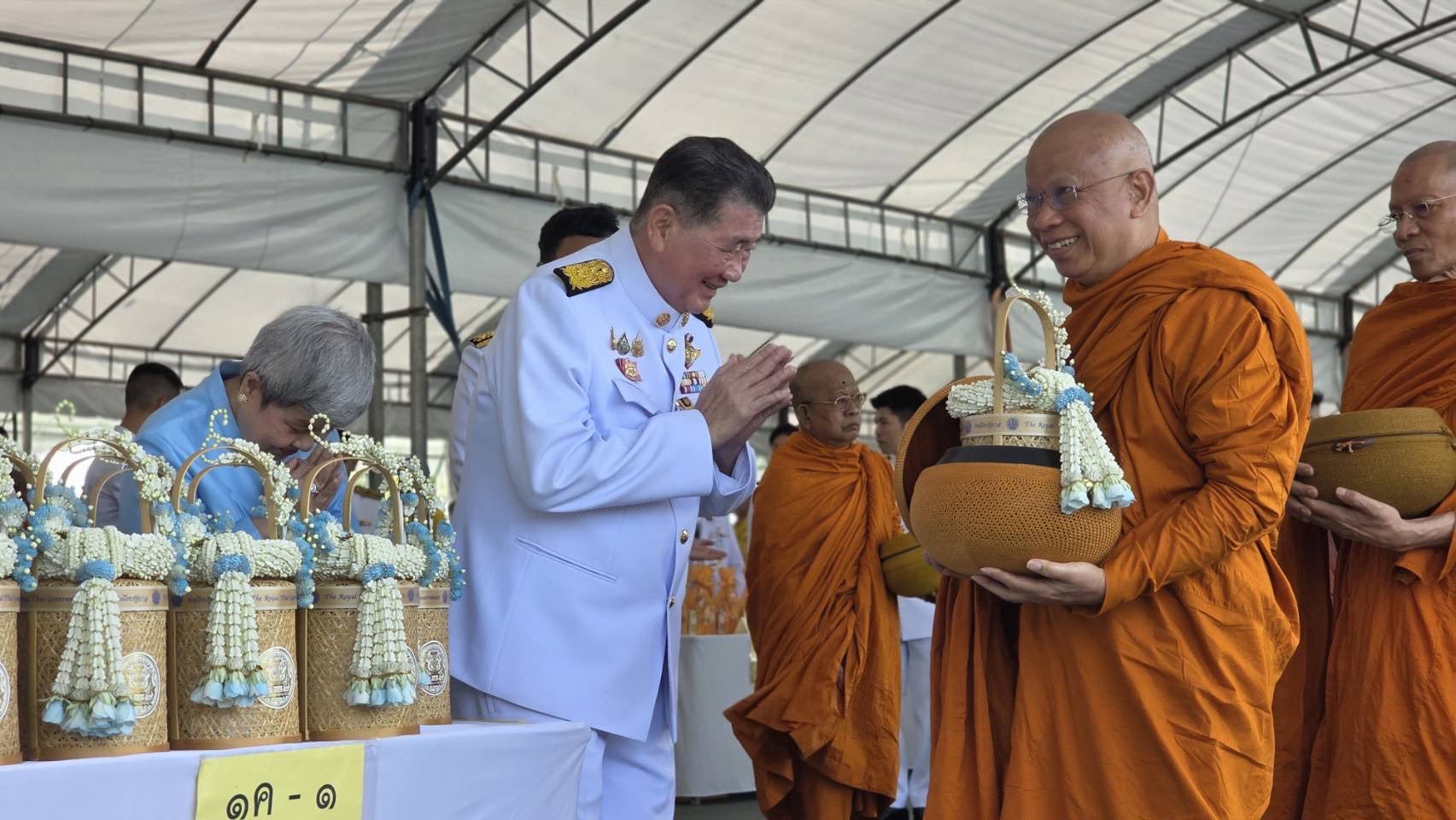 ภูมิธรรม นำ ครม.ทำบุญตักบาตรถวายพระราชกุศลเนื่องในวันแม่แห่งชาติ 12 สิงหา