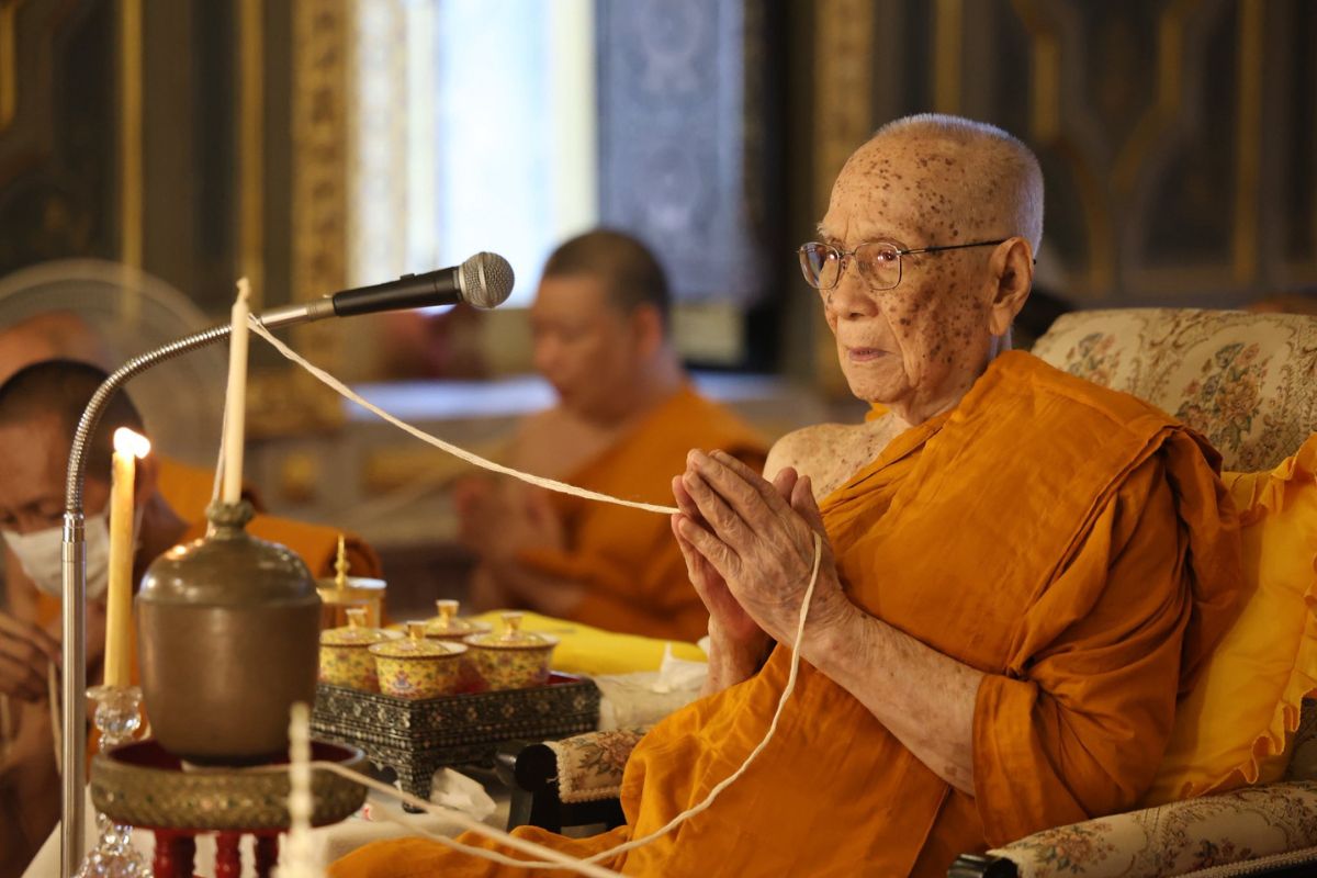 สมเด็จพระสังฆราช สกลมหาสังฆปริณายก ทรงล้มขณะทรงพระดำเนินในตำหนักอรุณ