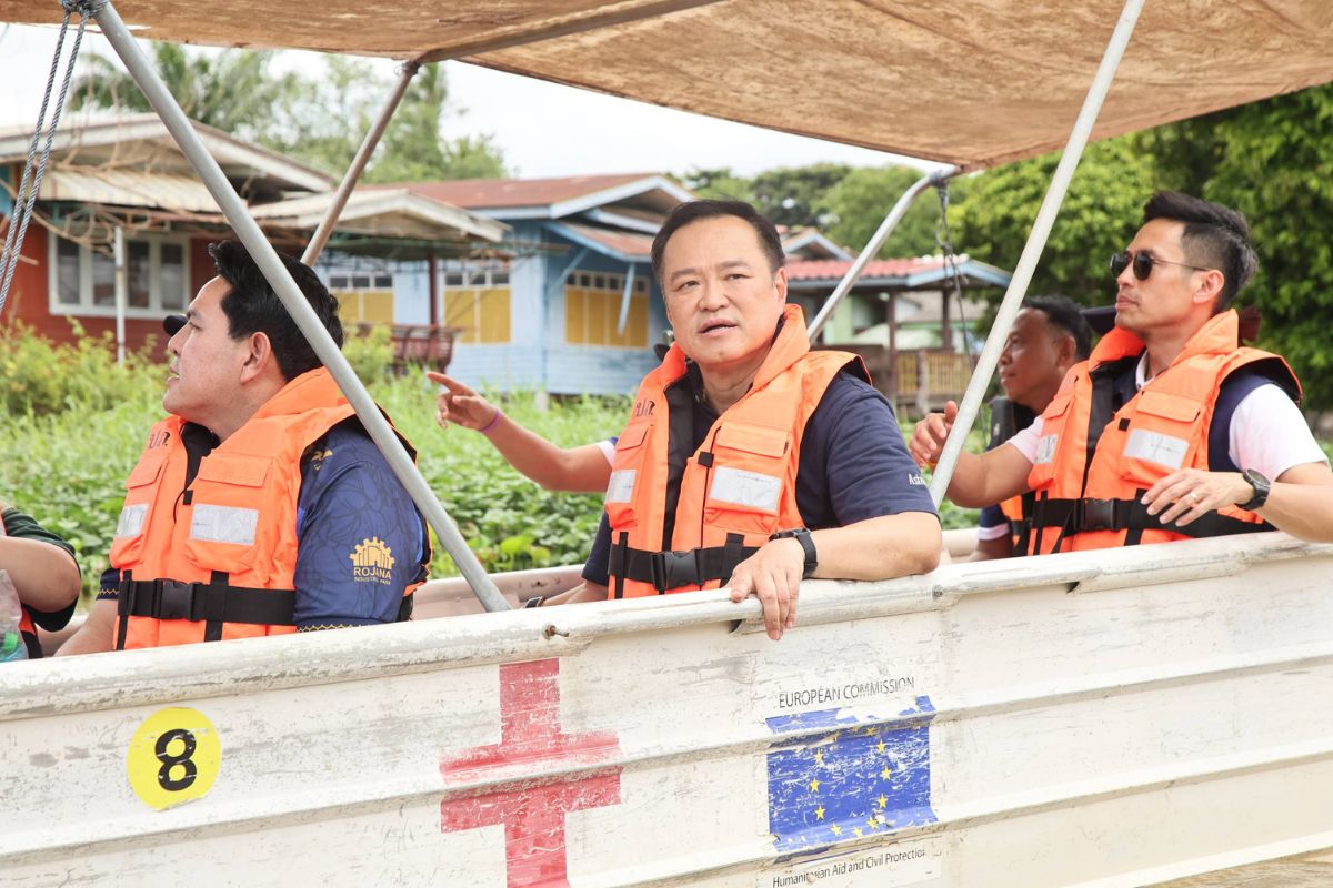 อนุทิน ลงพื้นที่ดูน้ำ จ.อ่างทอง สั่งเร่ง “คนละครึ่ง” ให้เสร็จช่วงปลาย พ.ย.