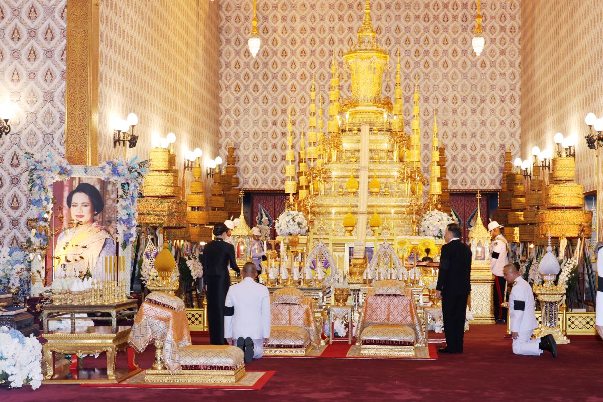 ในหลวง-พระราชินี ทรงบำเพ็ญพระราชกุศลพระพิธีธรรมสวดพระอภิธรรม พระบรมศพ “พระบรมราชชนนีพันปีหลวง”