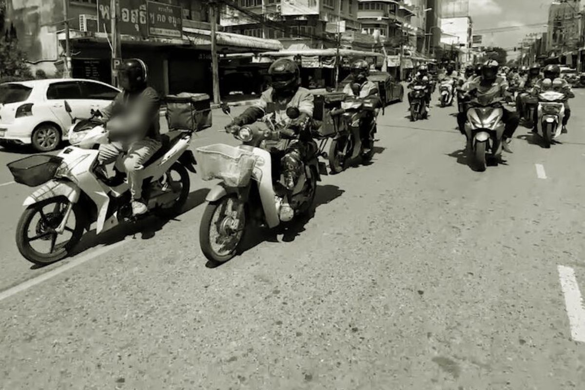ไรเดอร์รวมตัว ร้องขึ้นค่ารอบรับ-ส่งอาหาร ไม่รีบแก้เตรียมหยุดงานทั้งเมือง