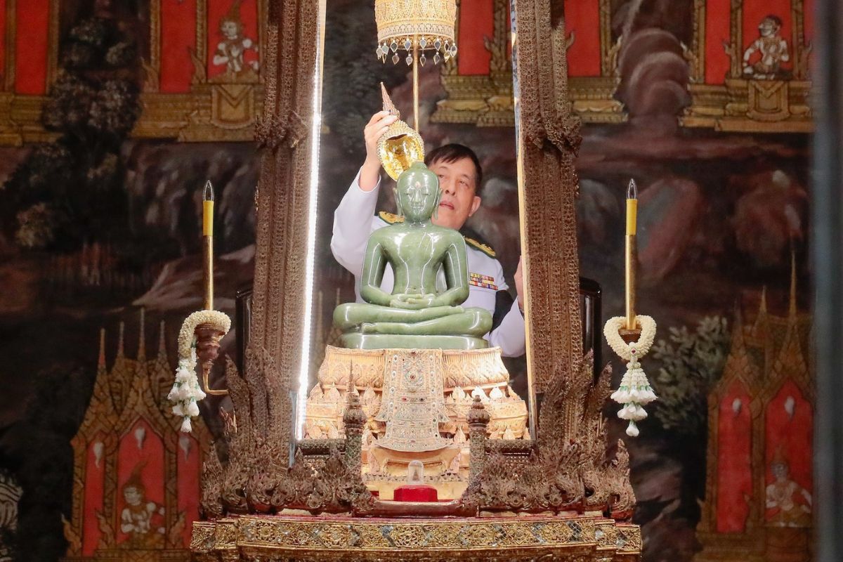 ในหลวง ทรงเปลี่ยนเครื่องทรงฤดูฝนเป็นฤดูหนาว ถวายพระแก้วมรกต