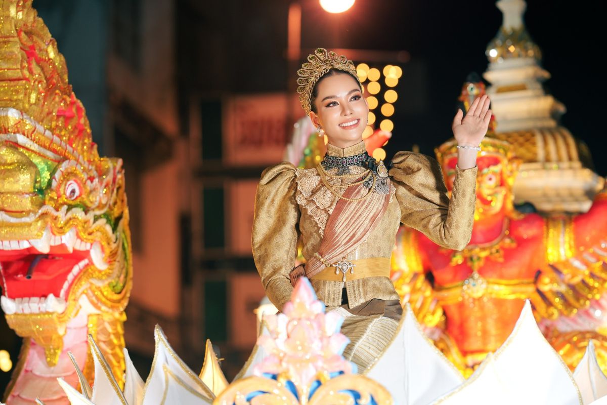 “แอนนา เสือ” งามสง่าในชุดล้านนา งานยี่เป็งเชียงใหม่ 2568