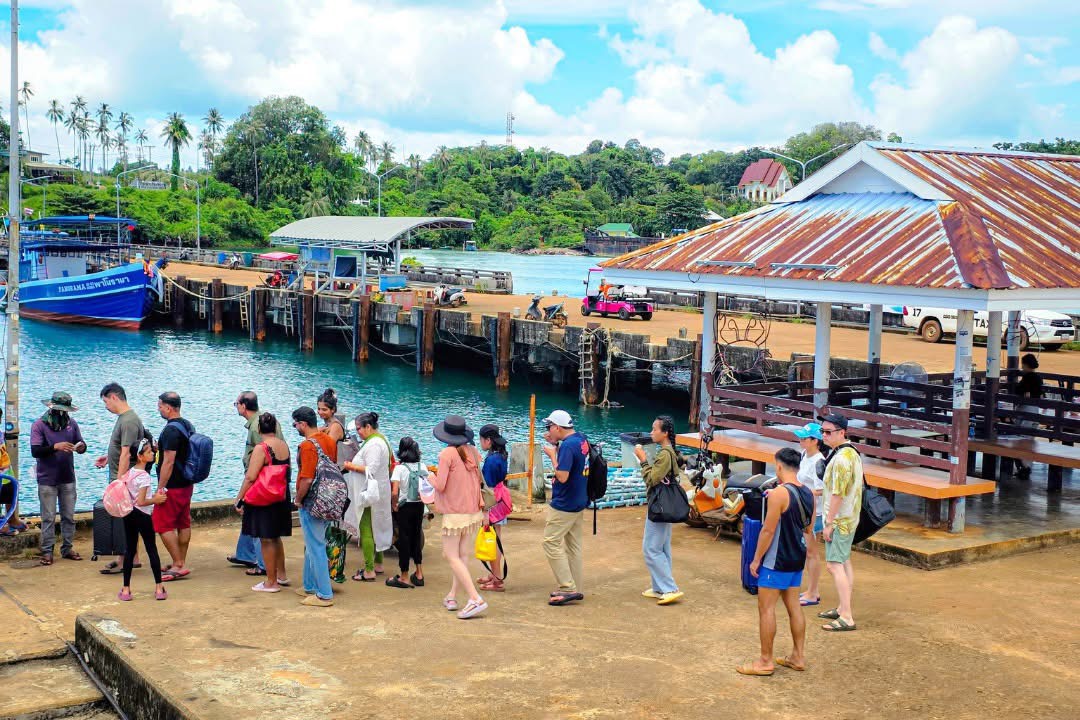 เที่ยวโลว์คาร์บอน ‘เกาะหมาก’ ต่างชาติจองพักเต็มถึงกลาง เม.ย. 69