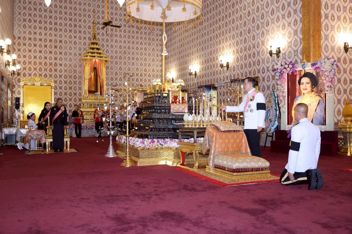 ในหลวง – พระราชินีเสด็จฯ ไปทรงบำเพ็ญพระราชกุศลปัญญาสมวาร “พระบรมราชชนนีพันปีหลวง”