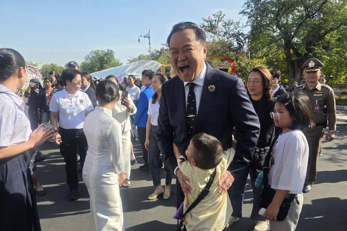 อนุทิน ถึงทำเนียบฯ เด็กๆ ตะโกนเรียก ‘ลุงหนู’ โผเข้ากอด เชียร์นั่งนายกฯอีกสมัย